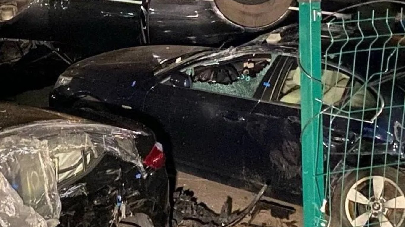 В Киеве иномарка Range Rover влетела в кучу колес. В ДТП пострадало 7 машин