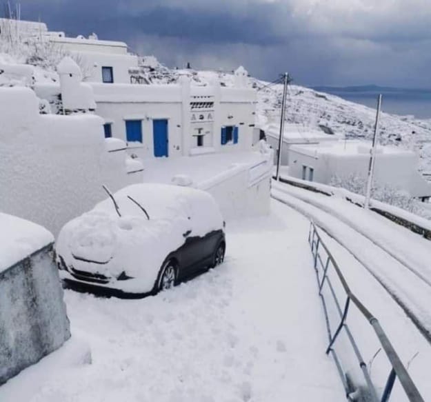 Грецію замело снігом