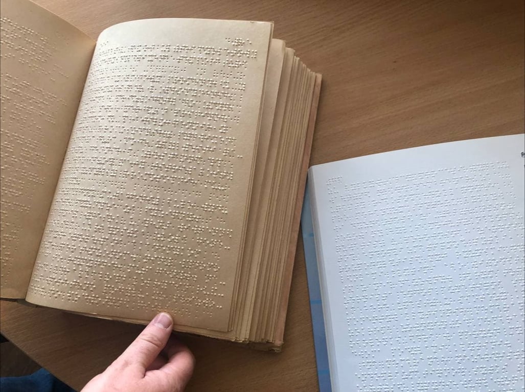 Книга и тетрадь шрифтом Брайля