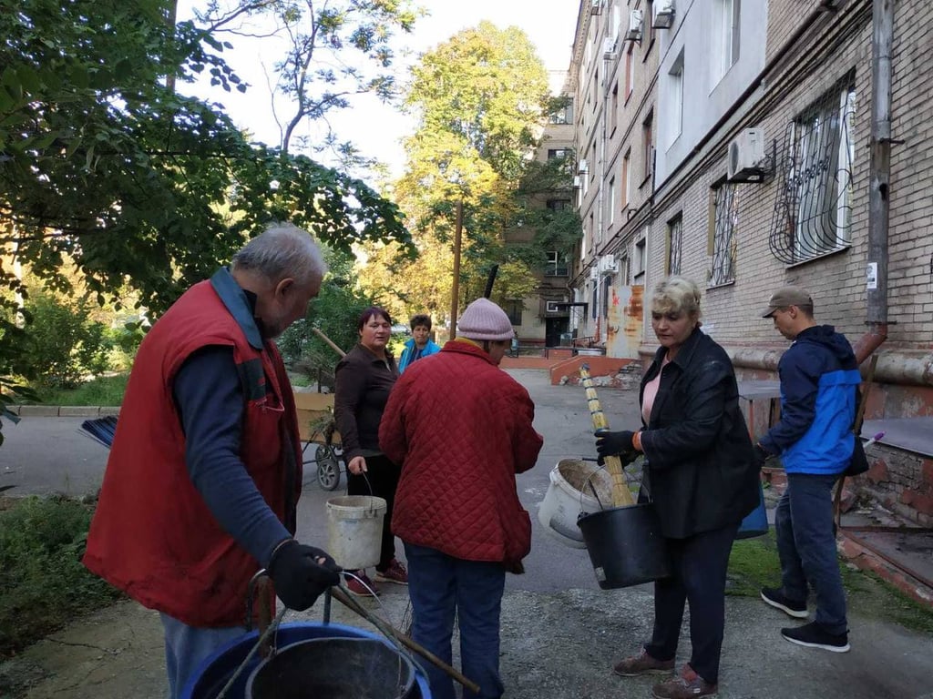 Комунальні служби ліквідують наслідки обстрілу Запоріжжя