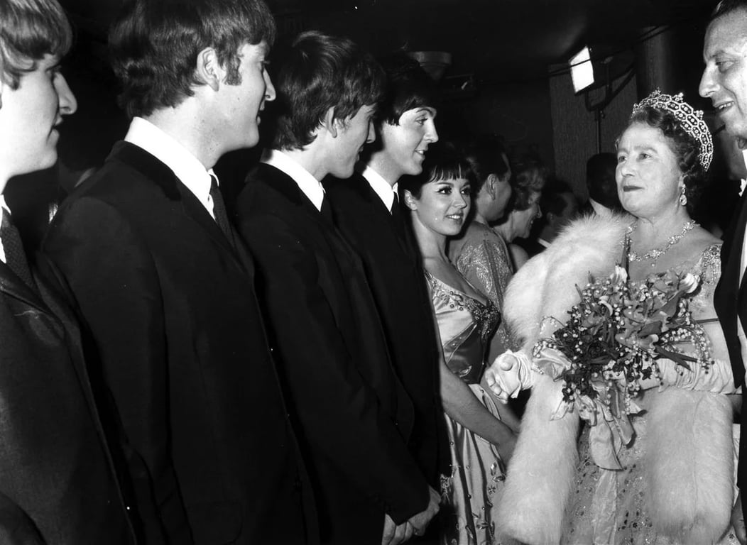 Королева Елизавета ІІ и The Beatles