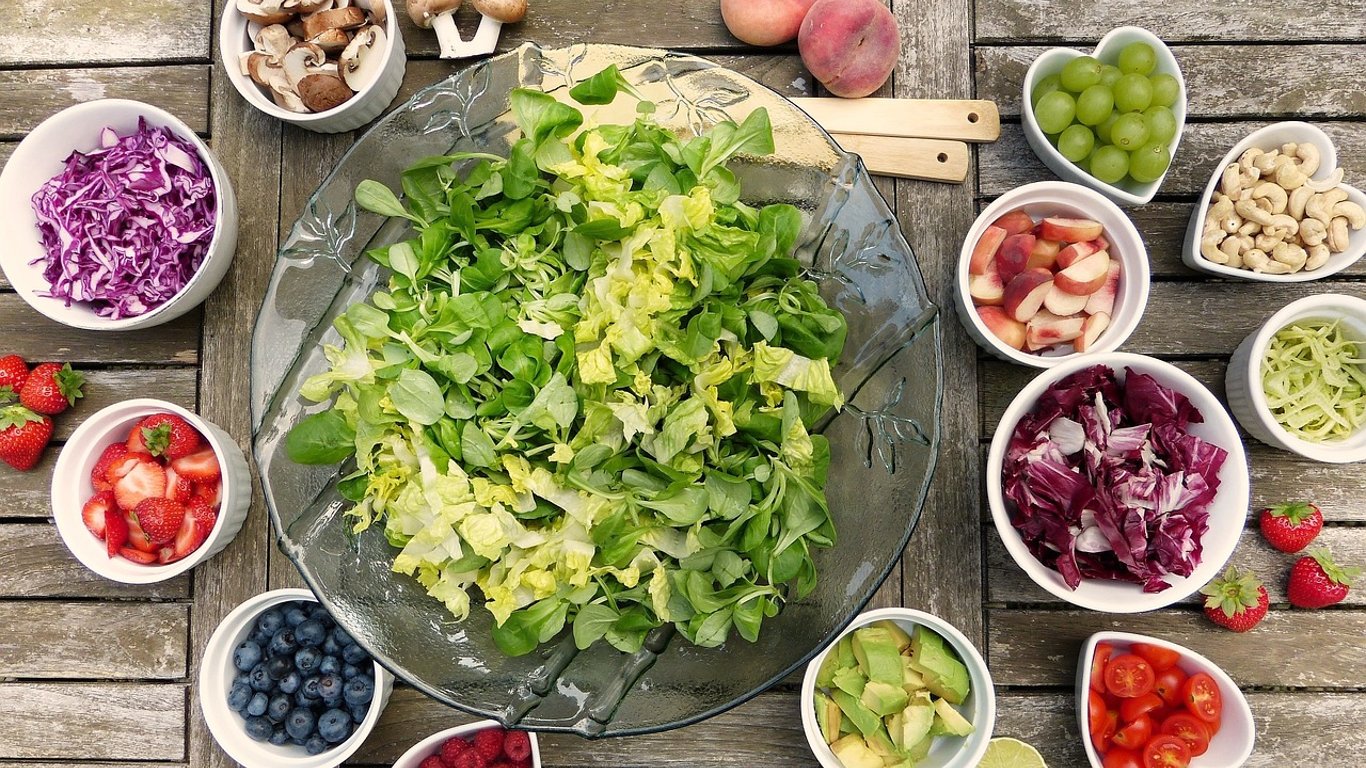 На каких продуктах дольше всего живет коронавирус: ученые шокировали исследованием