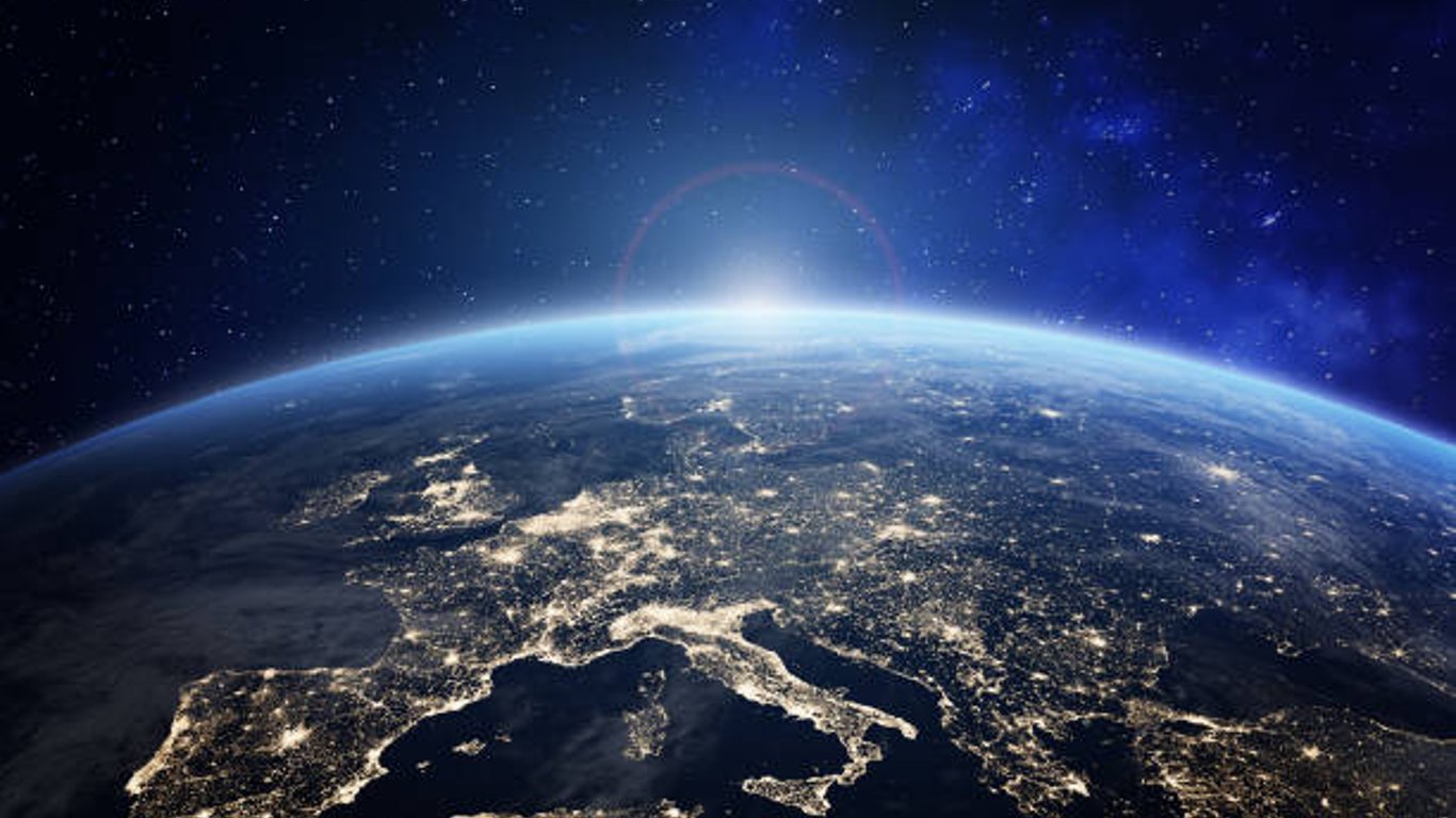 Екіпаж цивільної місії Inspiration4 показав перші фото з космосу – за день здійснили 15 обертів навколо Землі