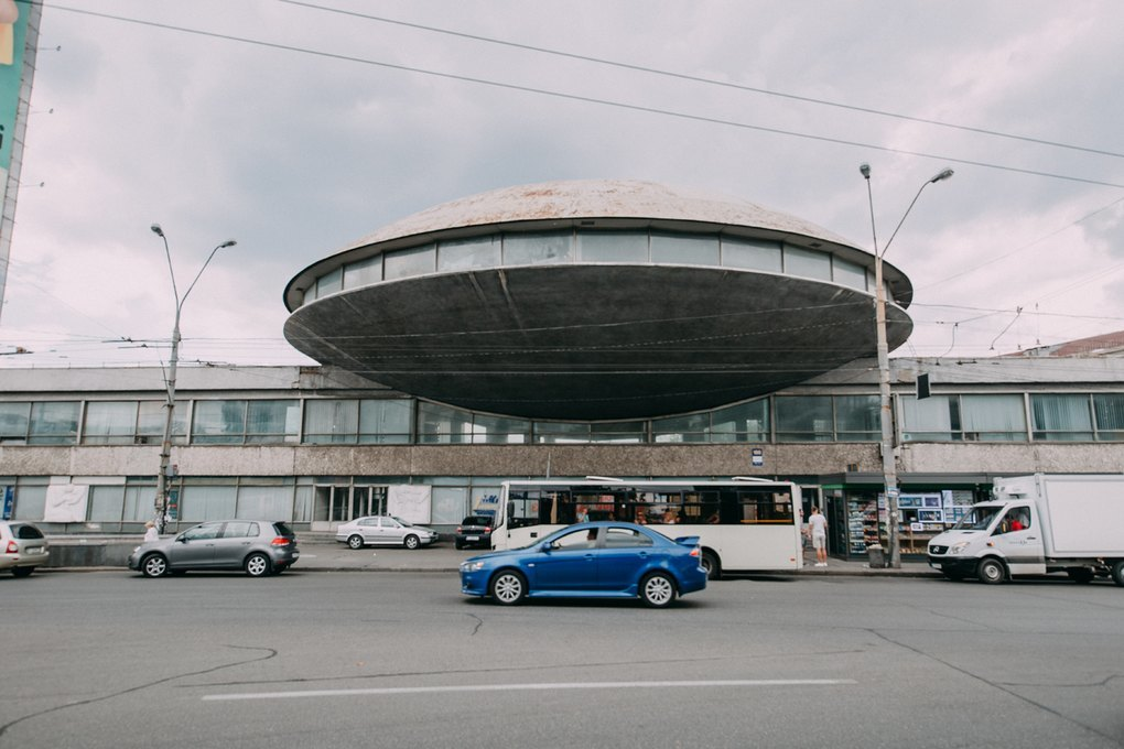 Літаюча тарілка на Либідській