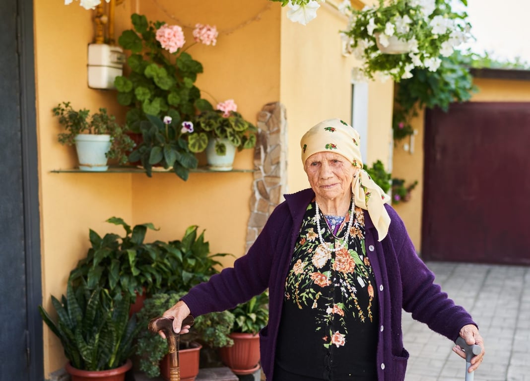 102-летняя украинка плетет "кикиморы" для ВСУ