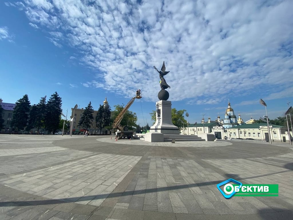 Мытье Памятника Независимости в Харькове