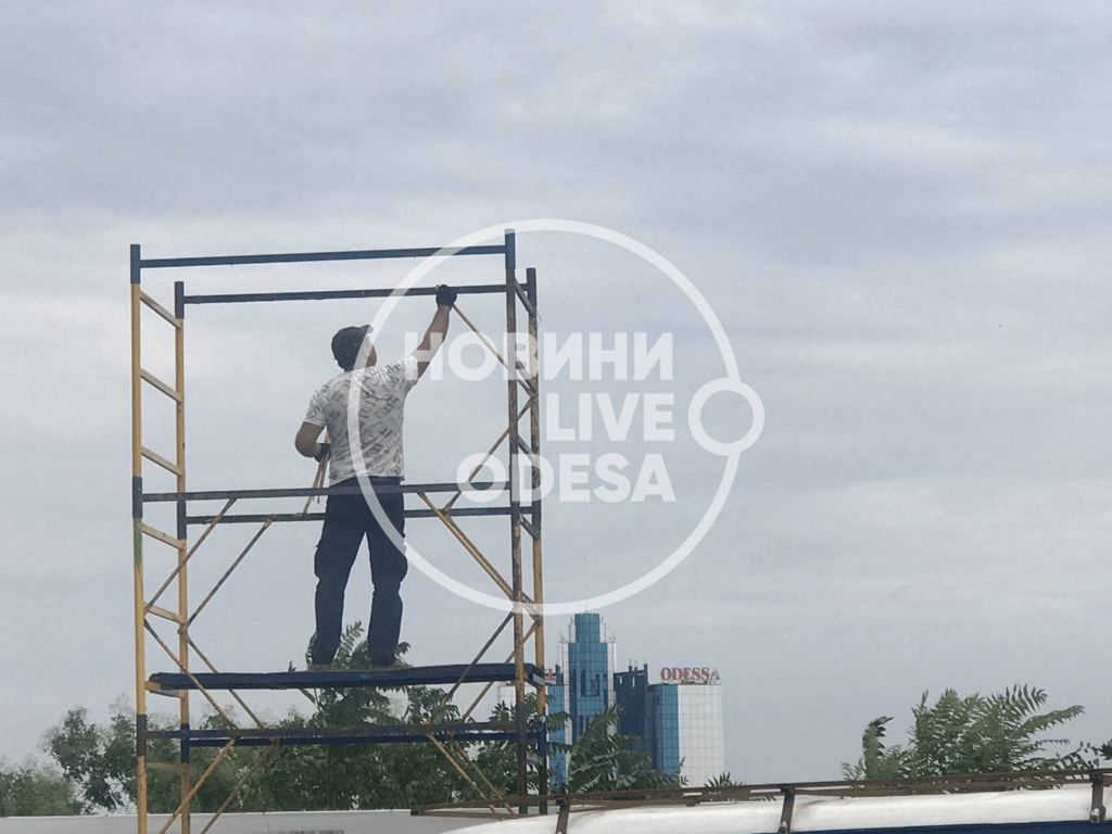 На Потьомкінських сходах встановлюють сцену до закриття 12-го ОМКФ