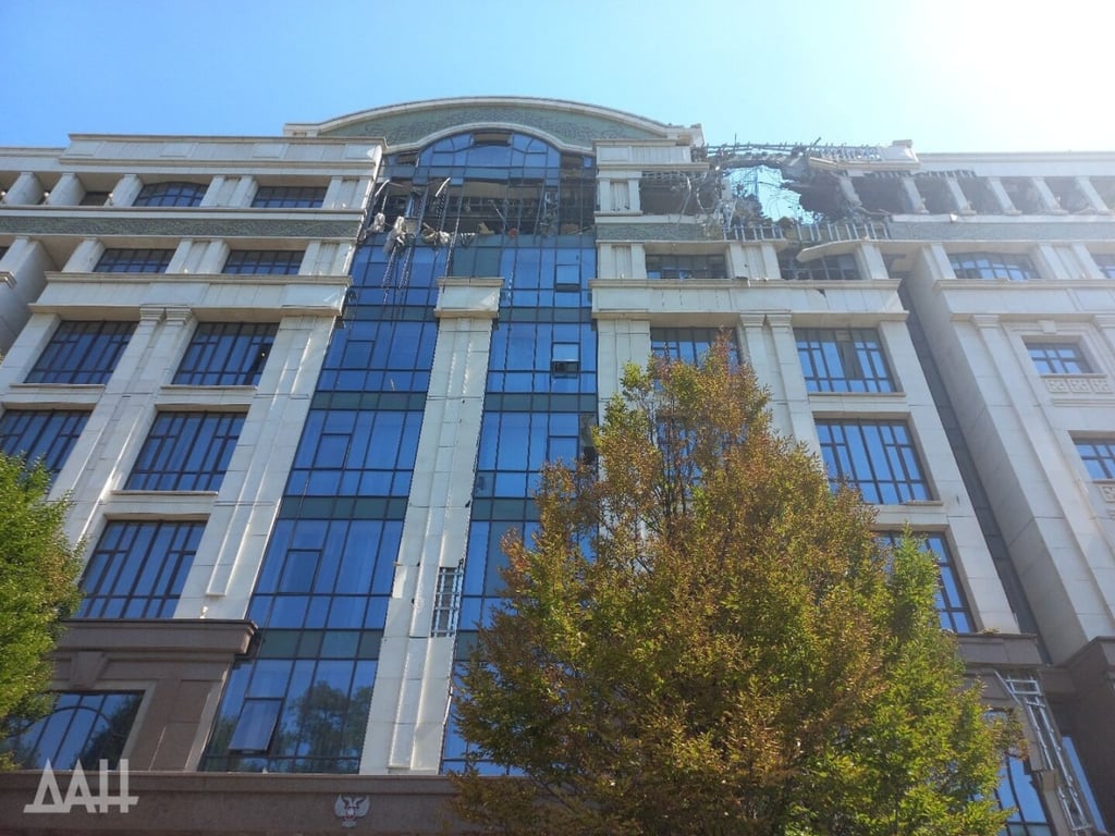 На здании, где размещается "администрация ДНР", видны следы взрыва