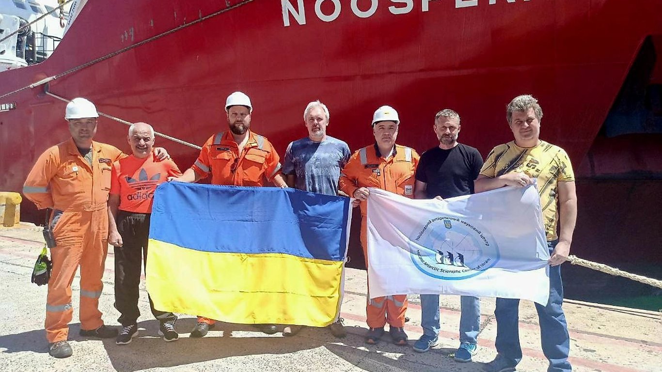 Український криголам вирушив у нову експедицію до Антарктиди.