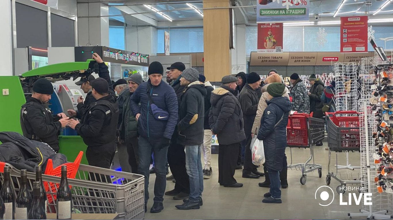 Без світла зняти в Одесі готівку проблемно