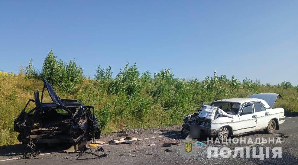 Одну з машин розірвало навпіл: в Одеській області водій ВАЗ влетів у “