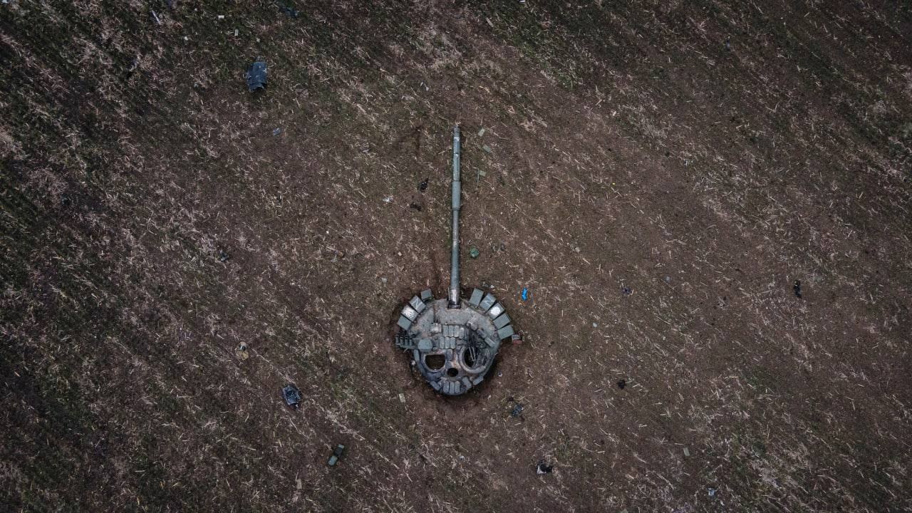 відірвана башня російського танку