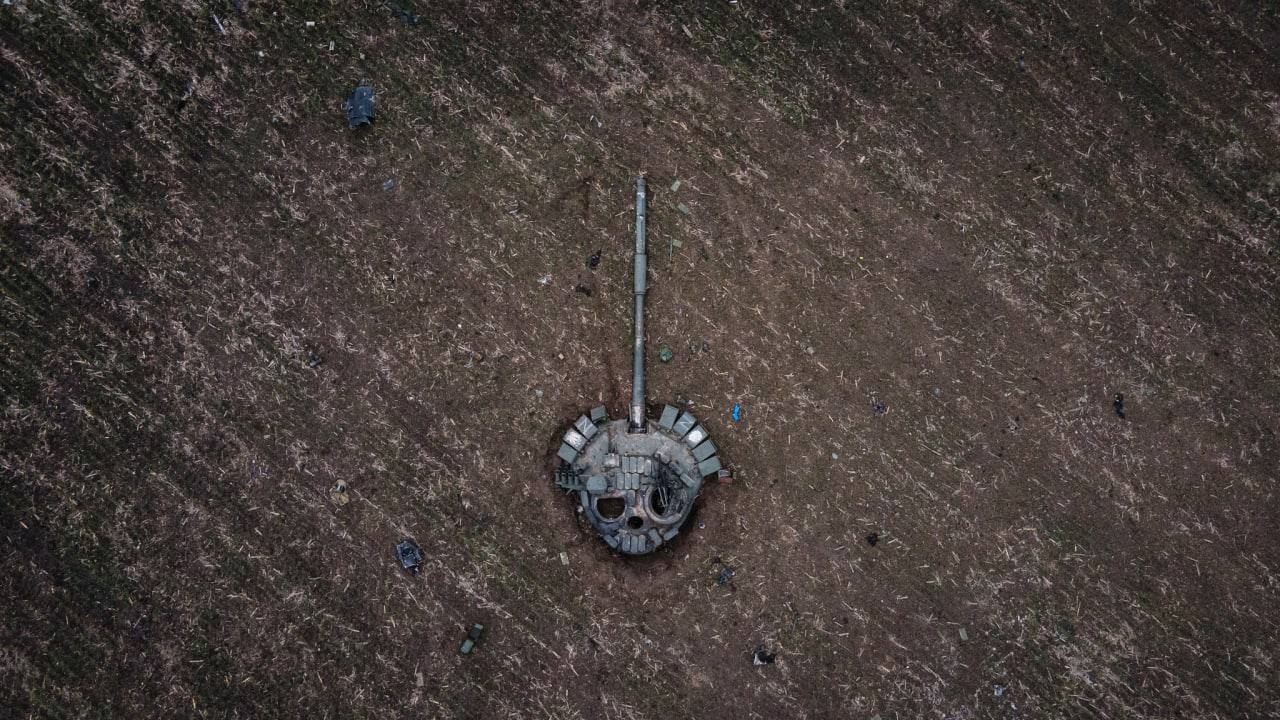 відірвана башня російського танку