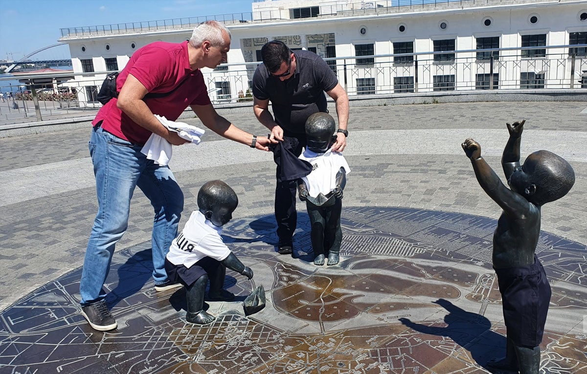 Пам'ятник малюкам-засновникам Києва одягли у форму поліції