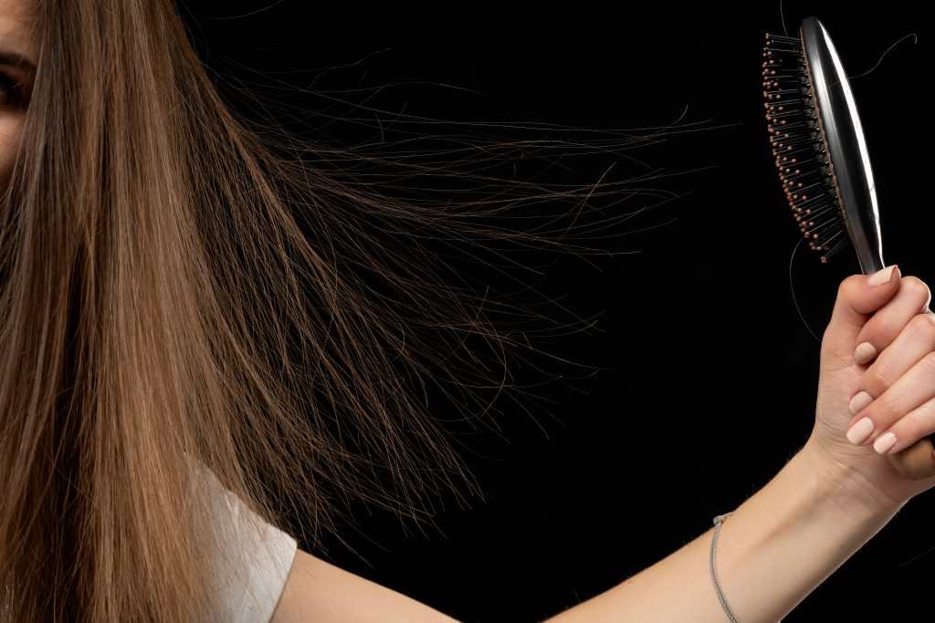 Почему электризуются волосы — возможны причины