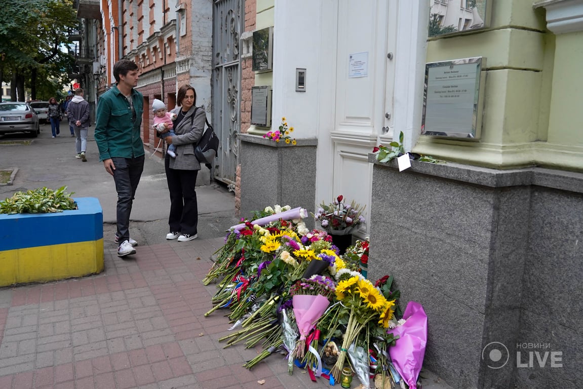 Киевляне несут цветы в посольство