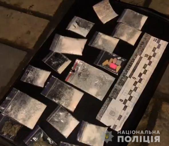 Приїхала “на заробітки”: в Одесі затримали 32-річну жінку з великою па