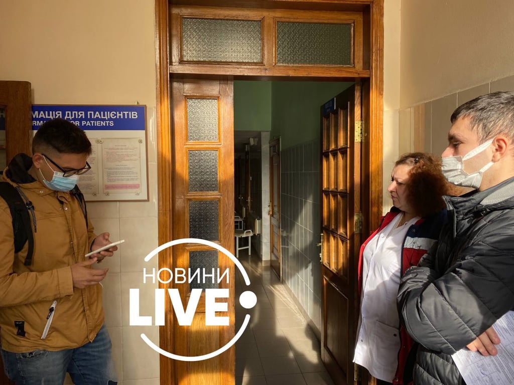На вокзале в Киеве вакцинируют людей