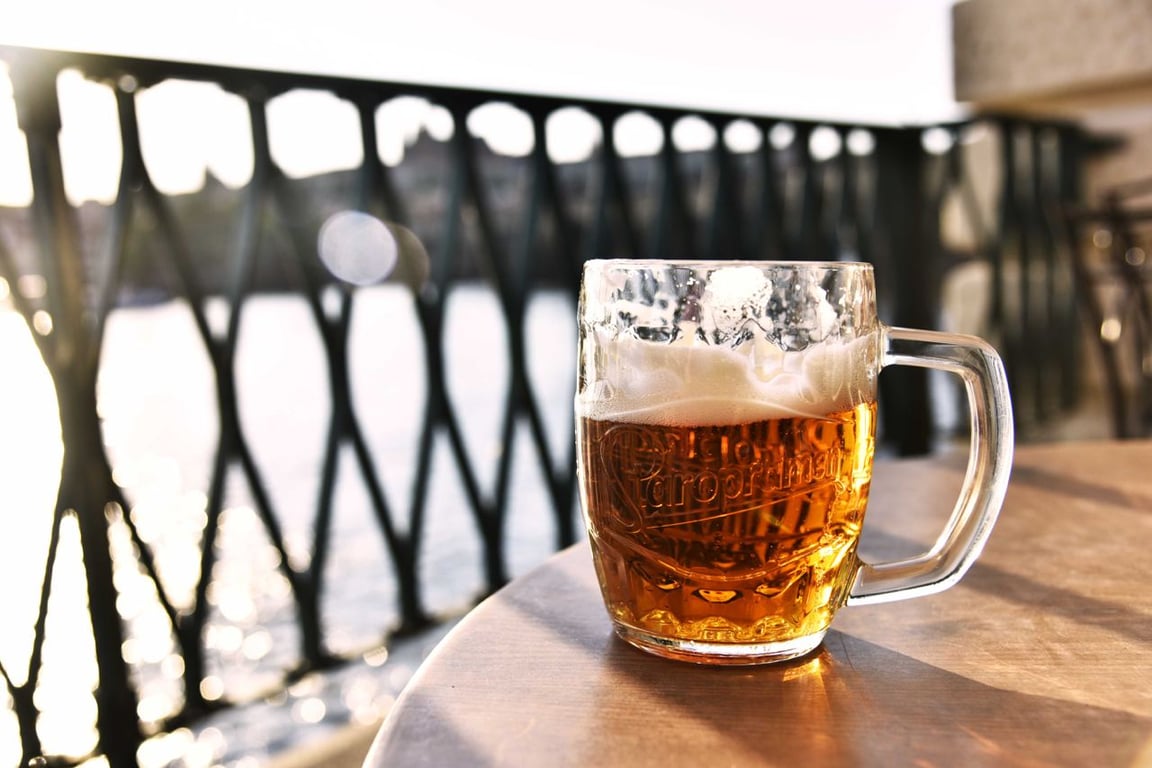 Пиво в стакані