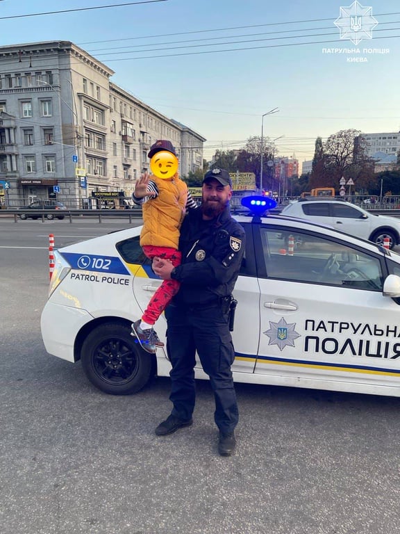 Ребенок и полицейский