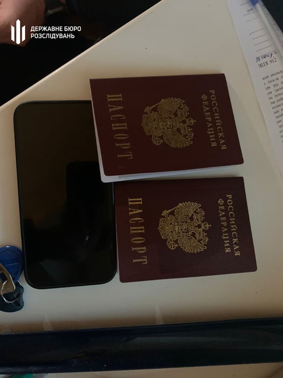 Российские паспорта у украинского топ-менеджера и жены