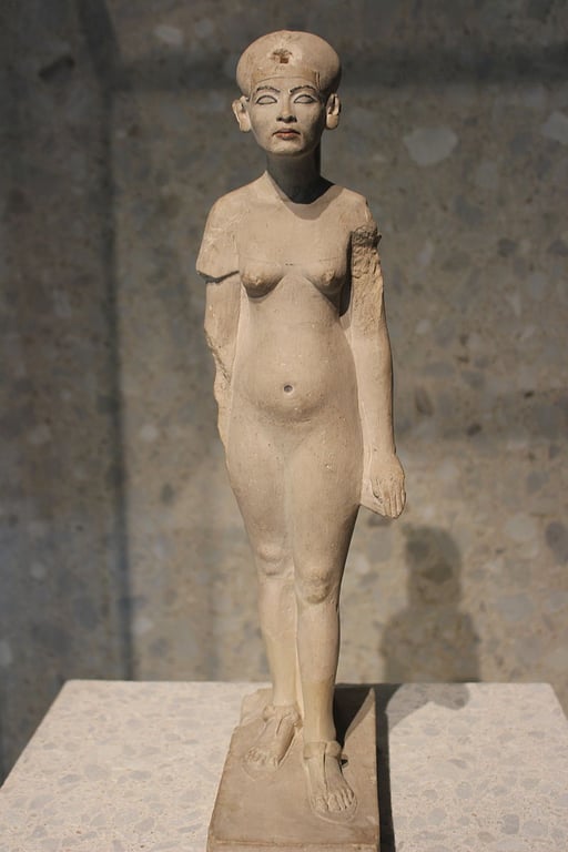 Фигура стоящей Нефертити