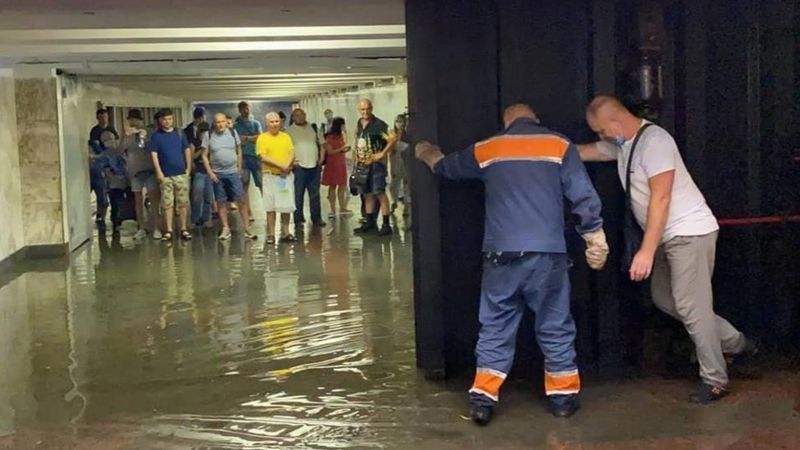 В Киеве из-за дождя затопило станции метро