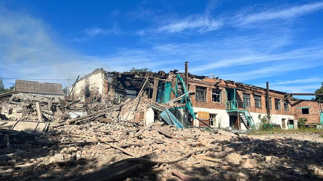 Росія випустила вісім ракет по Краматорську, пошкоджено склад гумдопомоги: фото наслідків