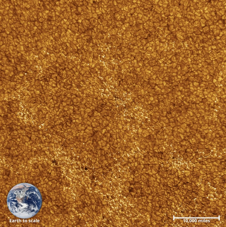 Збільшене фото хромосфери Сонця із зображенням Землі