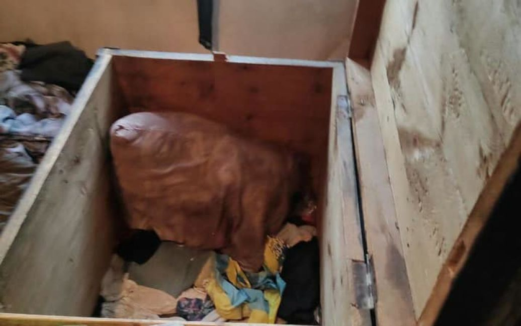 На Донеччині знайшли тіла двох дітей в скрині