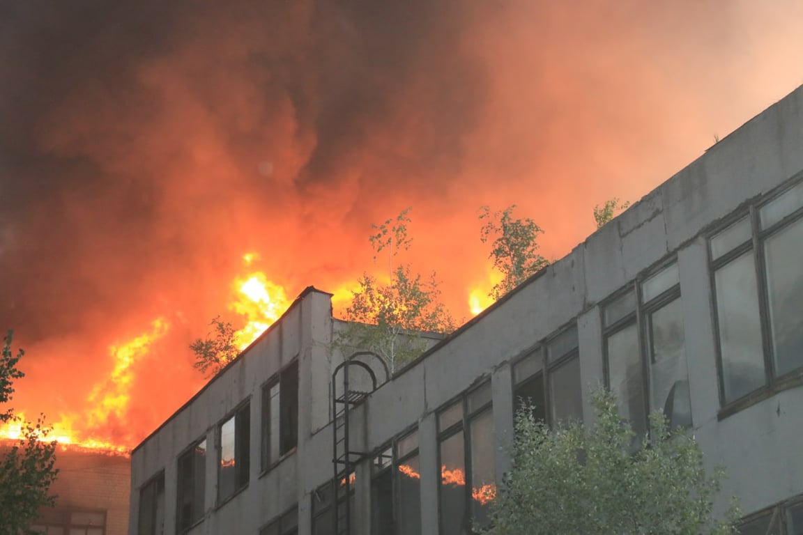 У Харкові загорілася промислова будівля