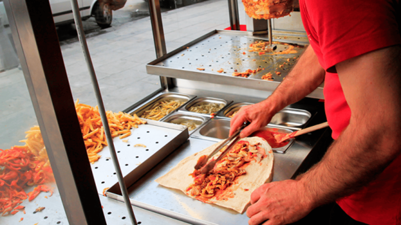 Шаурма после тренировки. Открытие шаурмы. Отравление фаст фуд. Сфера деятельности шаурма. Отравились фастфудом.