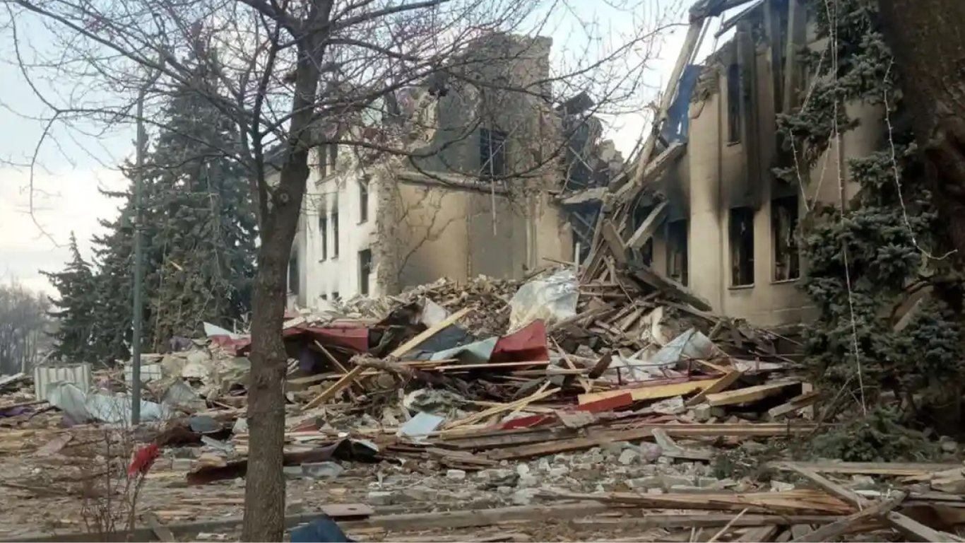 У Маріуполі почали зносити залишки будівлі драматичного театру