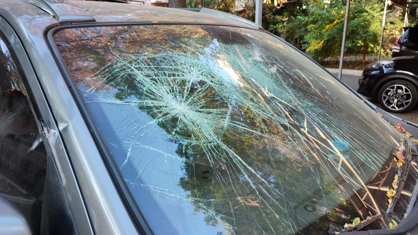 В Одесі 22-річний молодик напав на поліцейського та потрощив машину