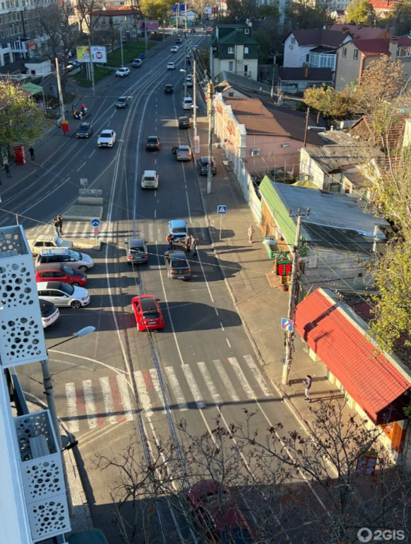 В Одесі автомобіль влетів в ВАЗ на Фонтанській дорозі - фото