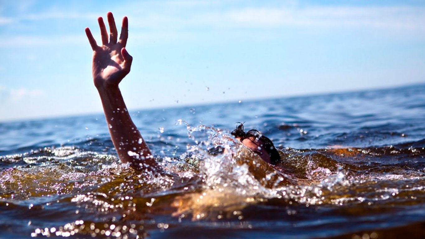 В Одесі чоловіка винесло потоком води на узбережжя