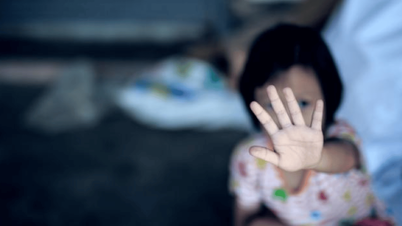 В Одесі затримали вітчима за ґвалтування 7-річної дівчинки