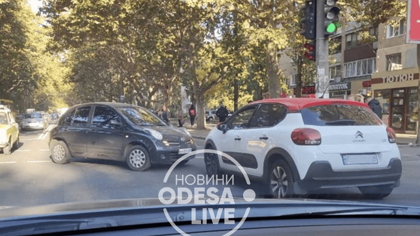 В Одесі посеред смуги зіткнулися легковики і спровокували затори