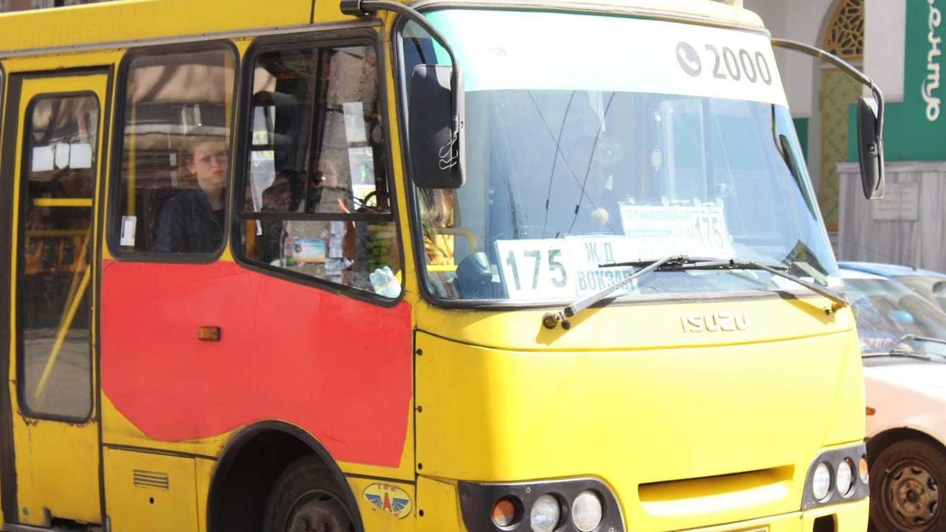 В Одесі у маршрутки лобове скло випало під час руху