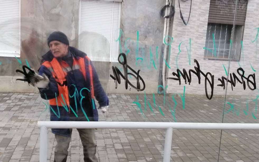 В Одесі вандали розмалювали зупинки уздовж всієї вулиці Лазарева