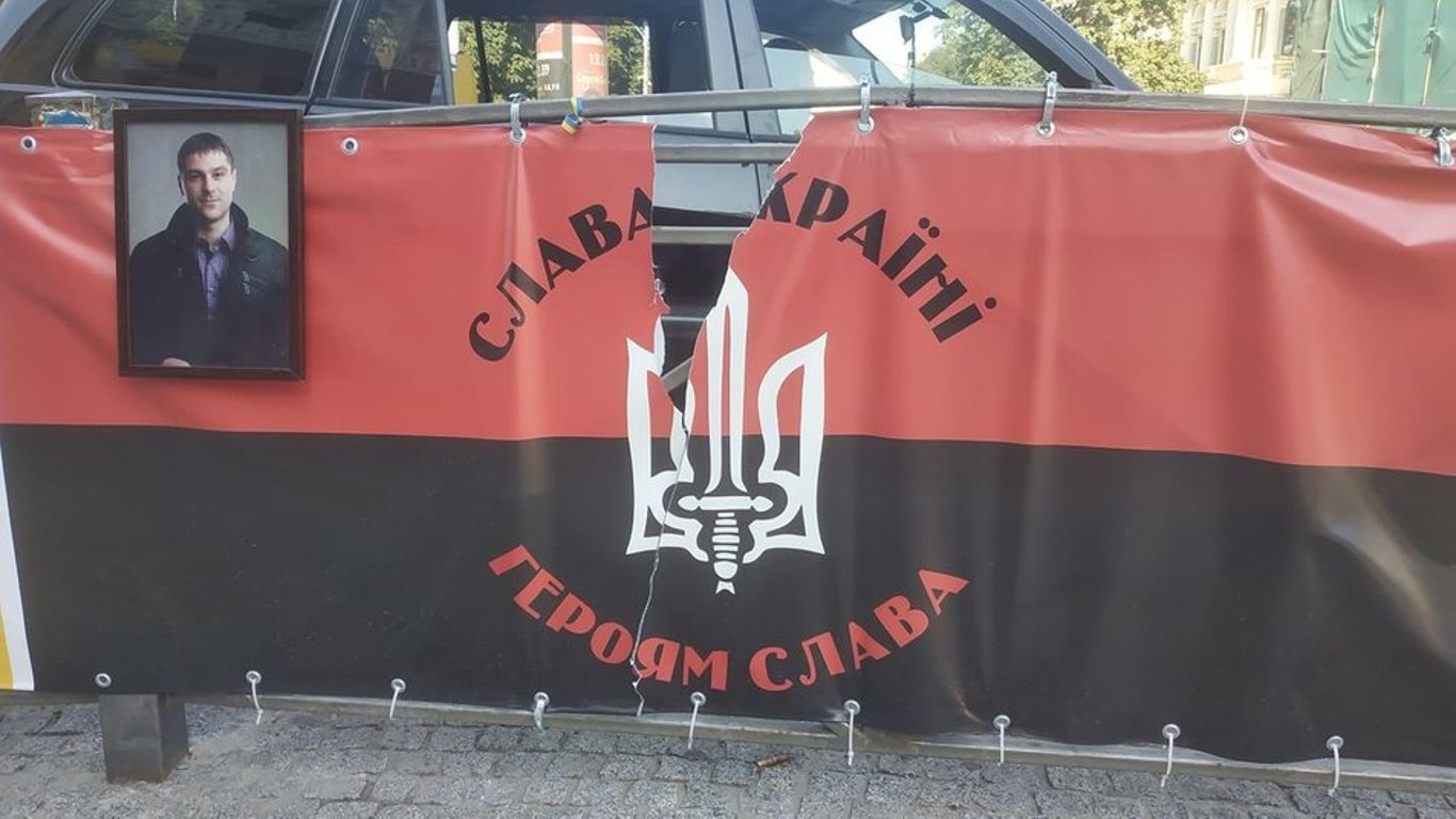 Наруга над гербом - в Одесі знайшли чоловіка, який порізав меморіал