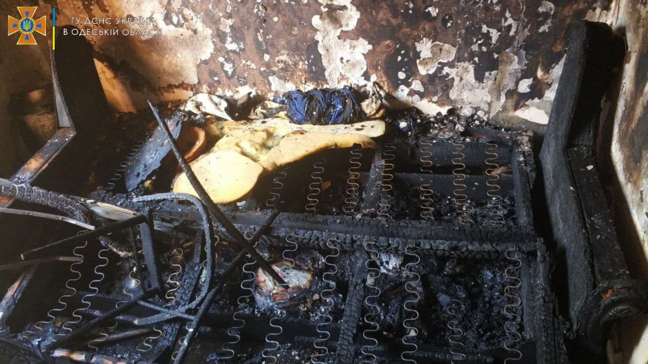 В Одесі з палаючої квартири врятували чоловіка - його шпиталізували