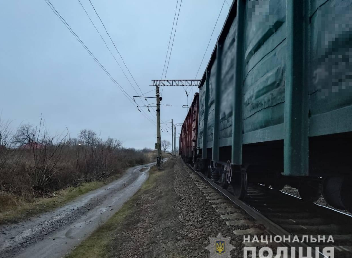 В Одеській області поїзд збив підлітка, який сидів на коліях