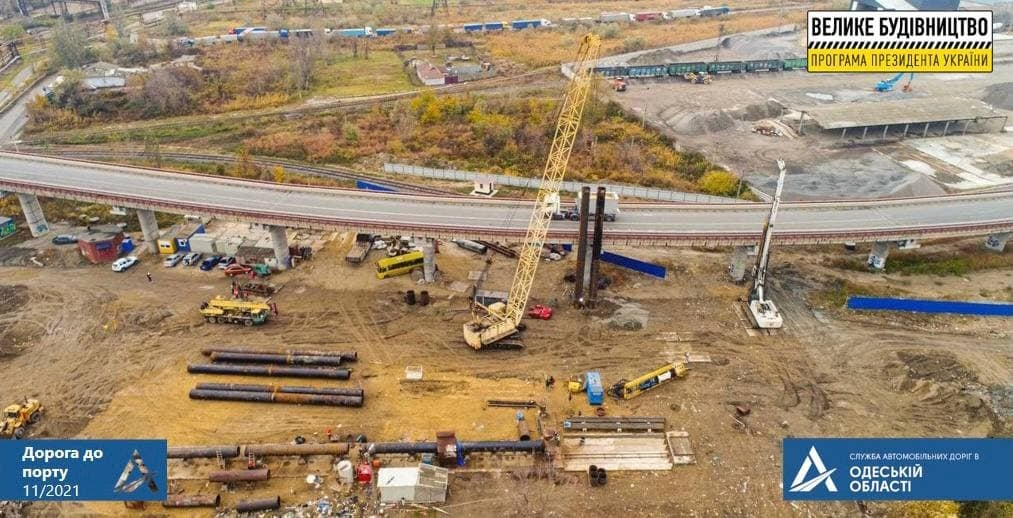 В порту Одеси встановили перші опори для естакади - фото
