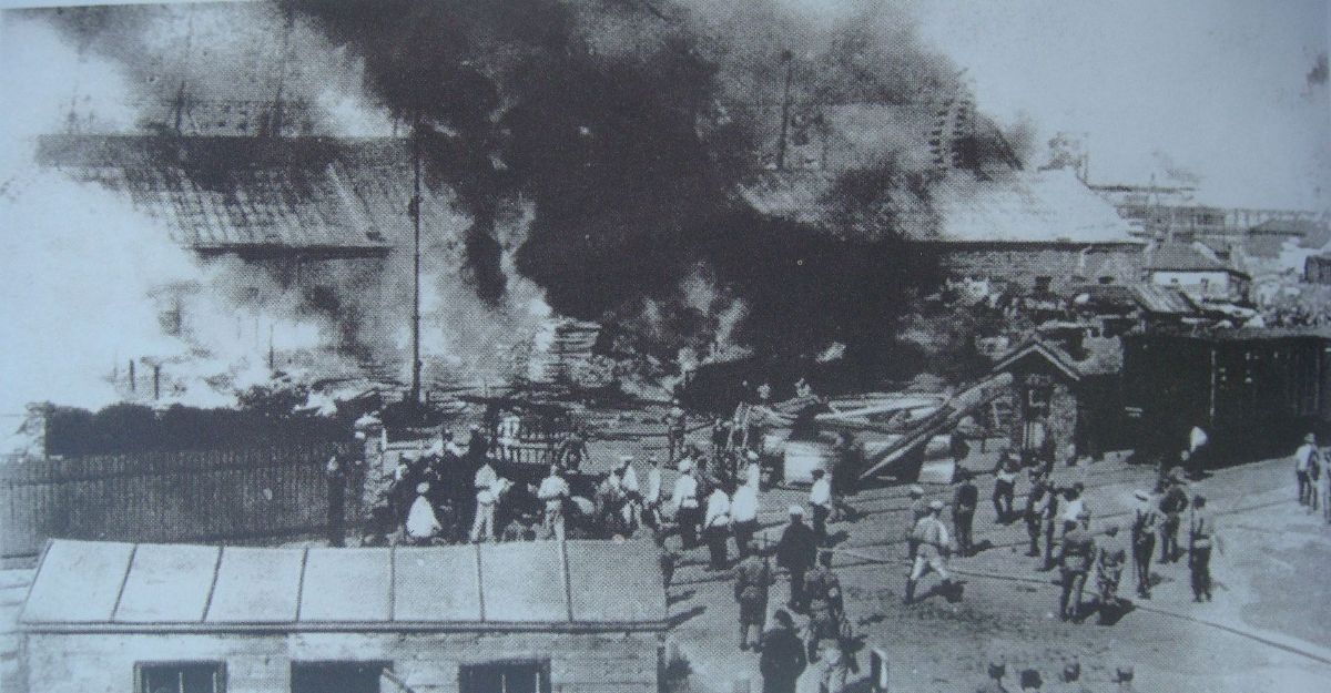 В сети показали редкое фото пожара в Одесском порту в 1905 году