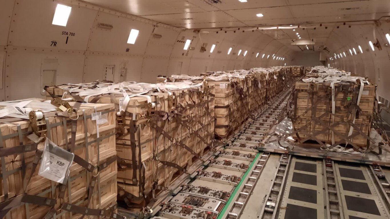 В Україну прибула п'ята партія допомоги від США - понад 80 тонн озброєння