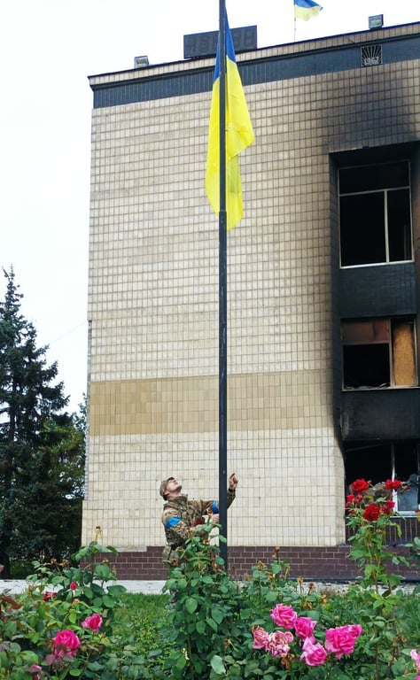 В Изюме подняли флаг Украины