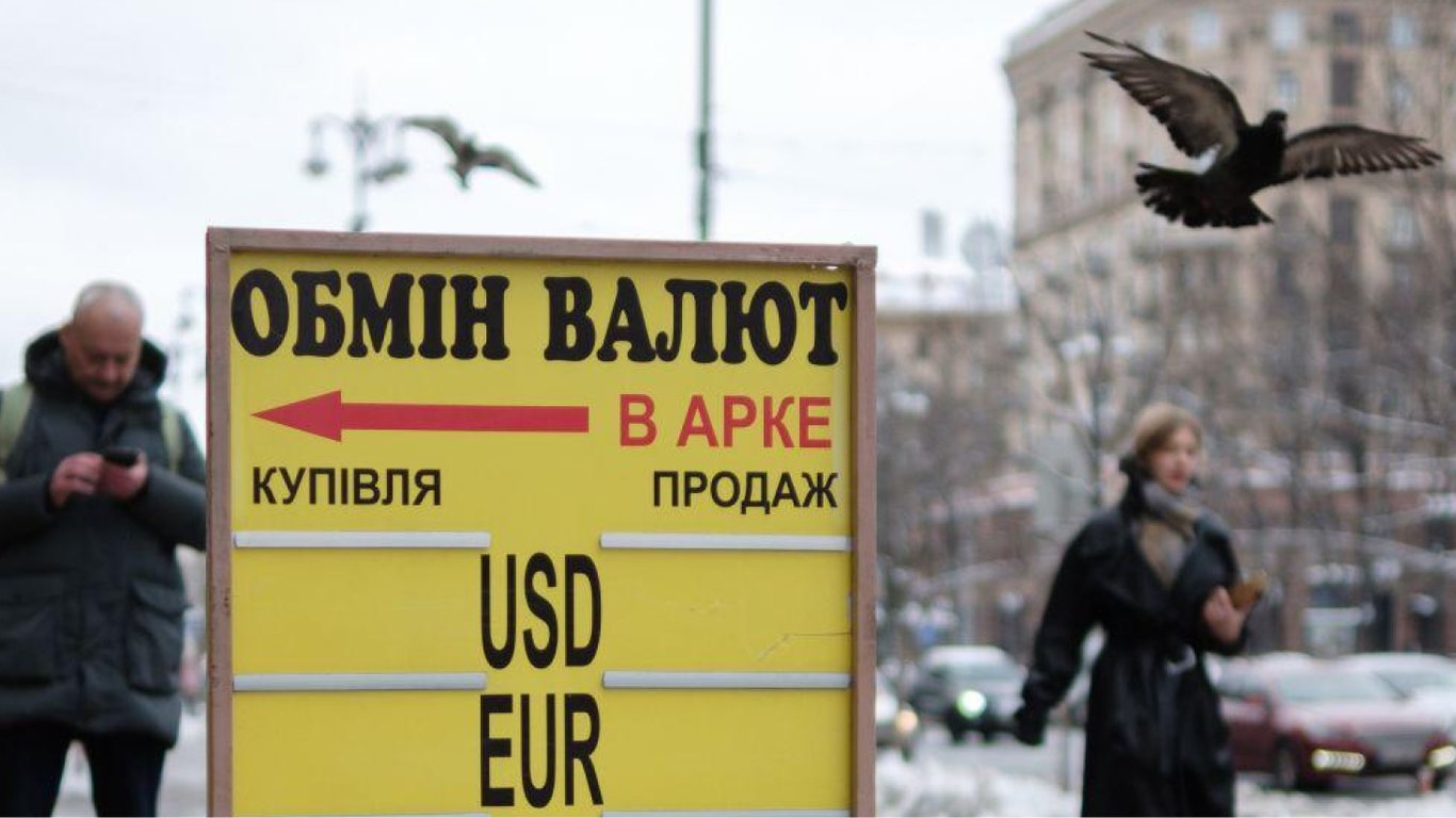 Українці купують валюти значно більше, ніж продають