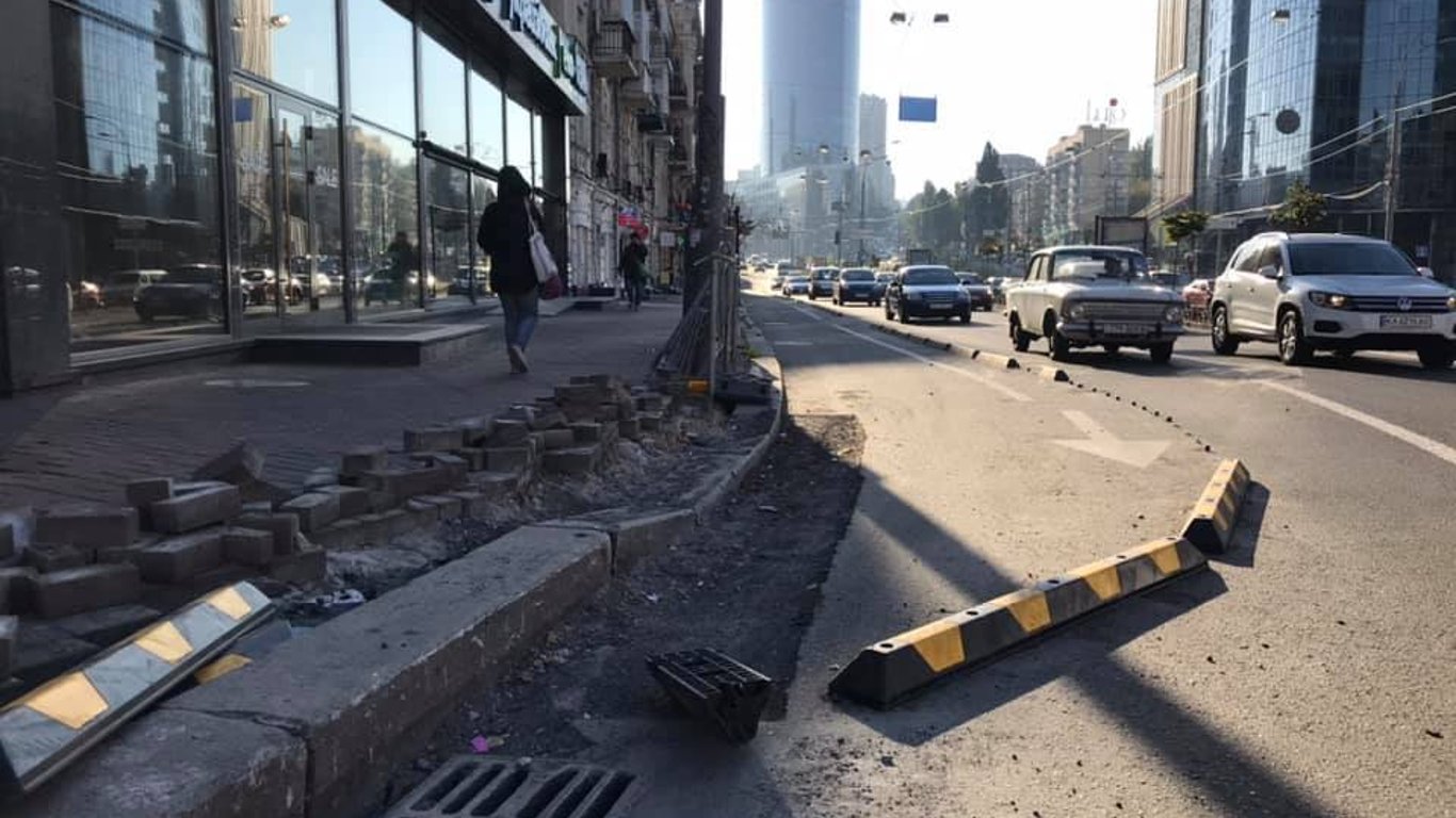 Водії ламають велосипедні огорожі в центрі Києва - фото