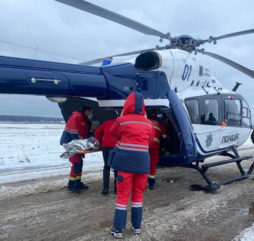 Вертольотом на Львівщині до лікарні доставили пенсіонера